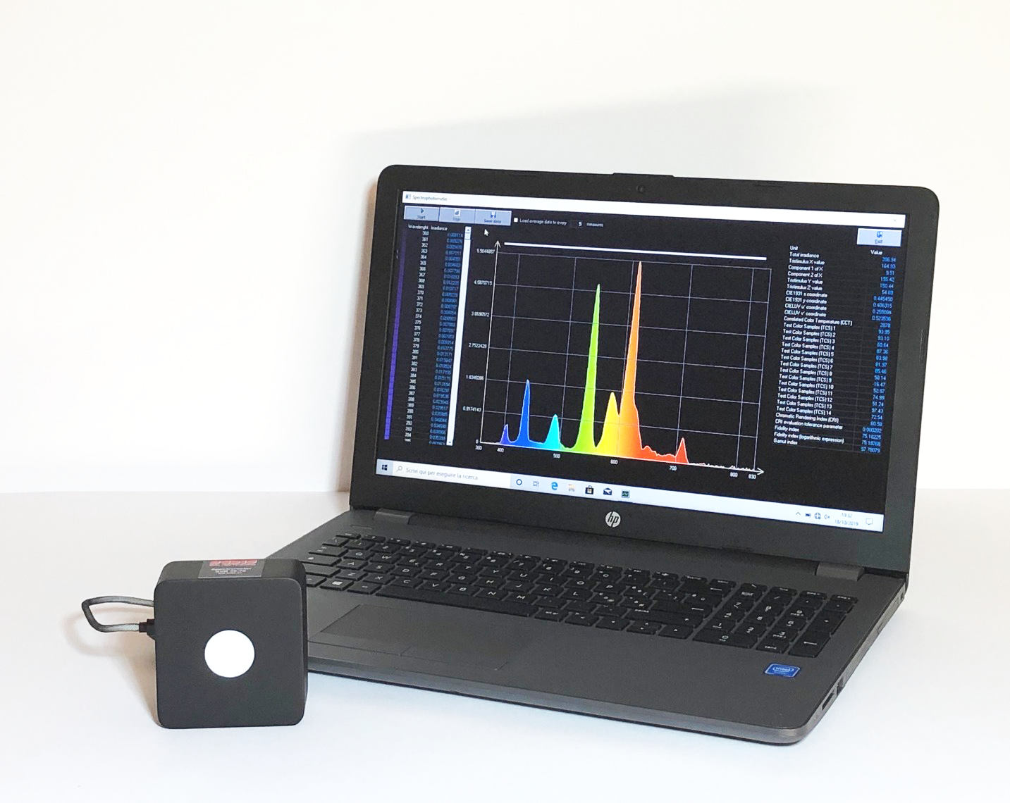 Sensore spettrofotometrico SVRG 36-83 e PC di controllo